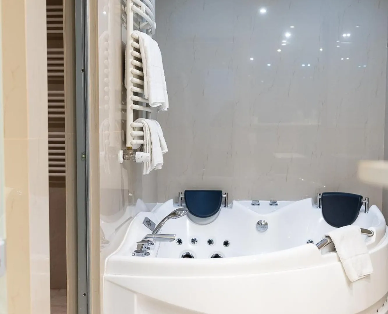 Hotel Christina Plus Boekarest