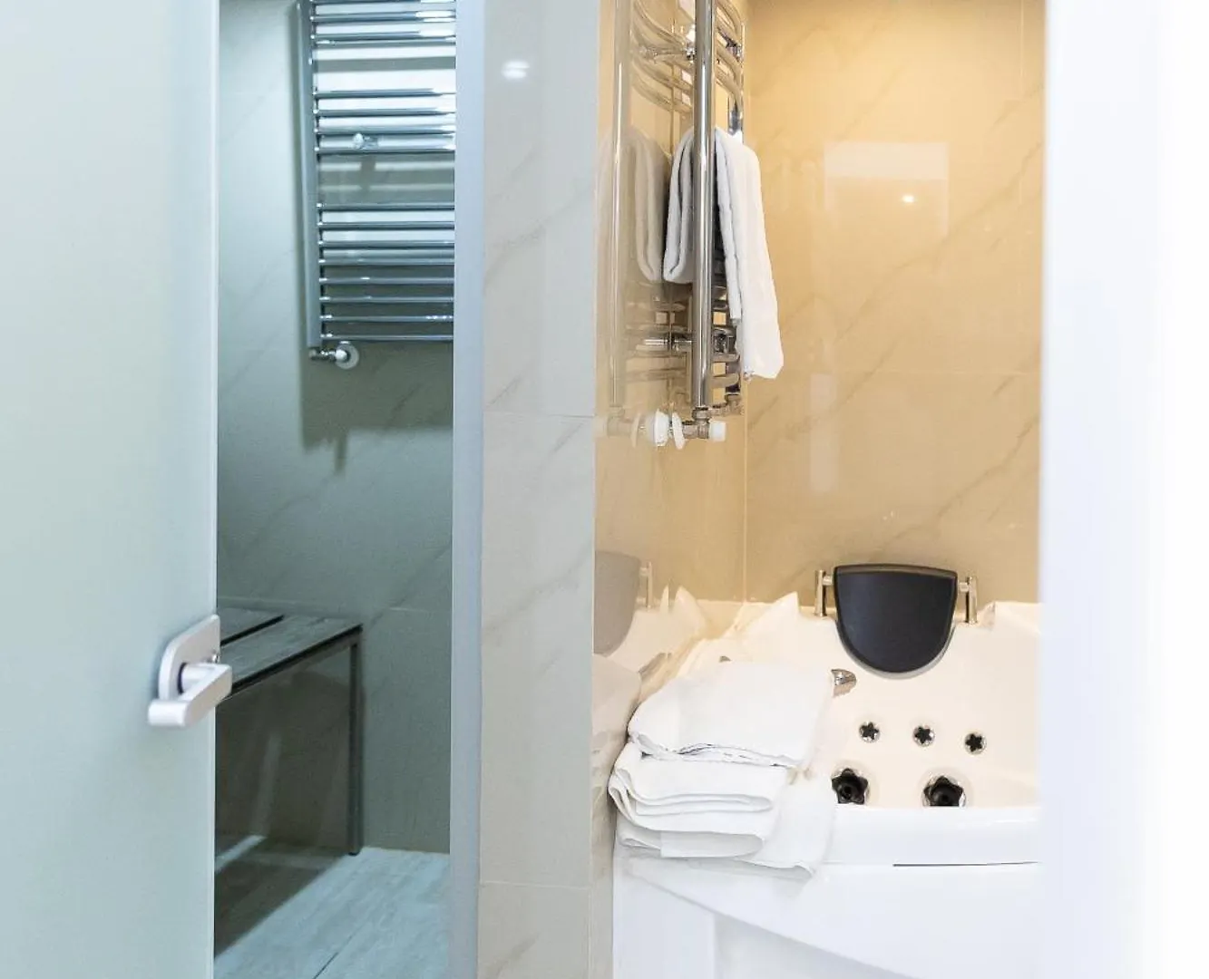Hotel Christina Plus Bukarest 4*,